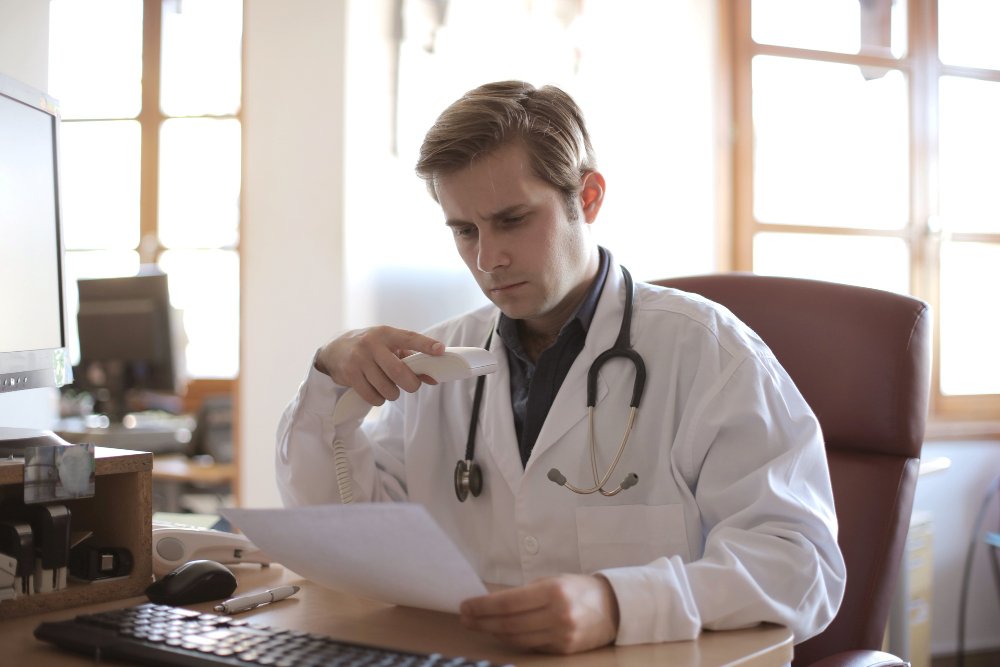 Mitos e Verdades sobre Cirurgia de Próstata 4 medico escritorio